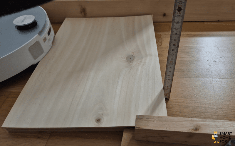 Der Roborock Saros 10 überfährt eine hohe Türschwelle.